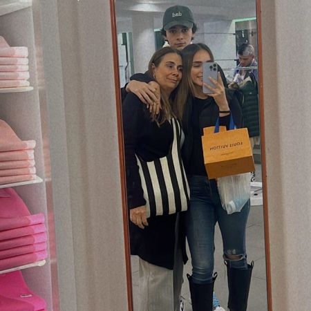 Alana Lliteras took a picture with her mother and her apparent younger sibling. 